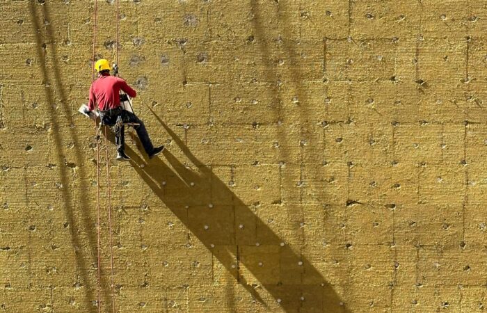 Instalación de aislamiento térmico exterior durante la rehabilitación de una fachada